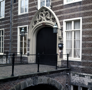 800151 Gezicht op de ingang van Paushuize (Kromme Nieuwegracht 49) te Utrecht.